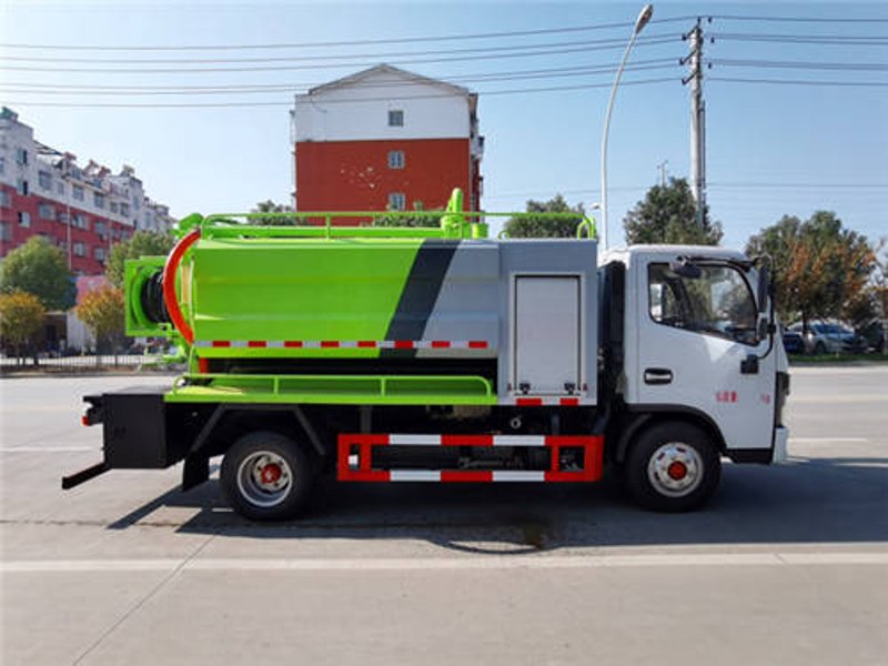 吸污车：清洁城市下水道的英雄